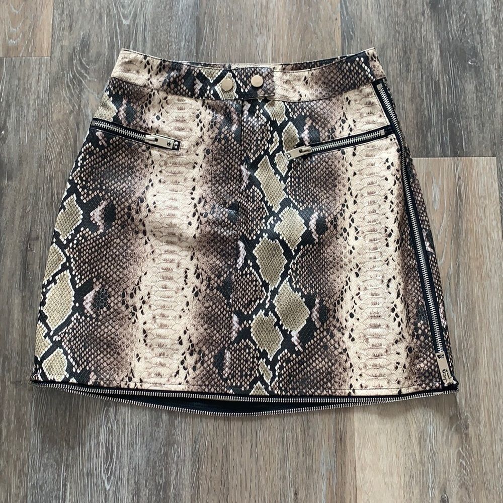 I Am Gia mini skirt faux snakeskin with zipper detailing sz xs